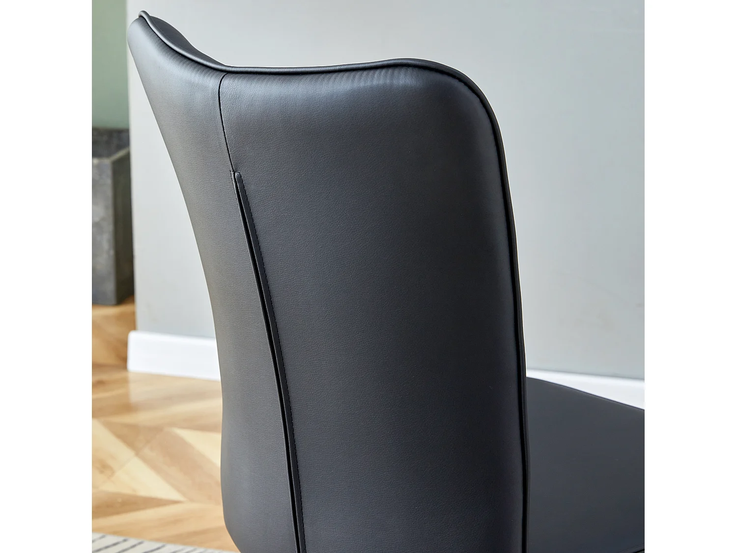 Chaise de salle à manger moderne, PU noir, pieds métalliques noirs, design minimaliste (44x44.5x99 cm)