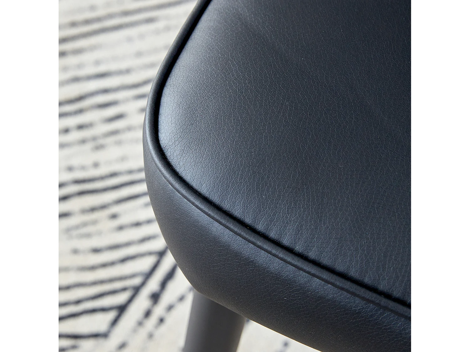 Chaise de salle à manger moderne, PU noir, pieds métalliques noirs, design minimaliste (44x44.5x99 cm)