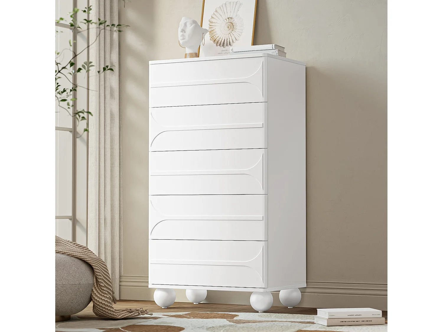 Commode avec 5 tiroirs et design en relief, pieds métalliques blancs, rangement spacieux, coins arrondis (60x40x109 cm)