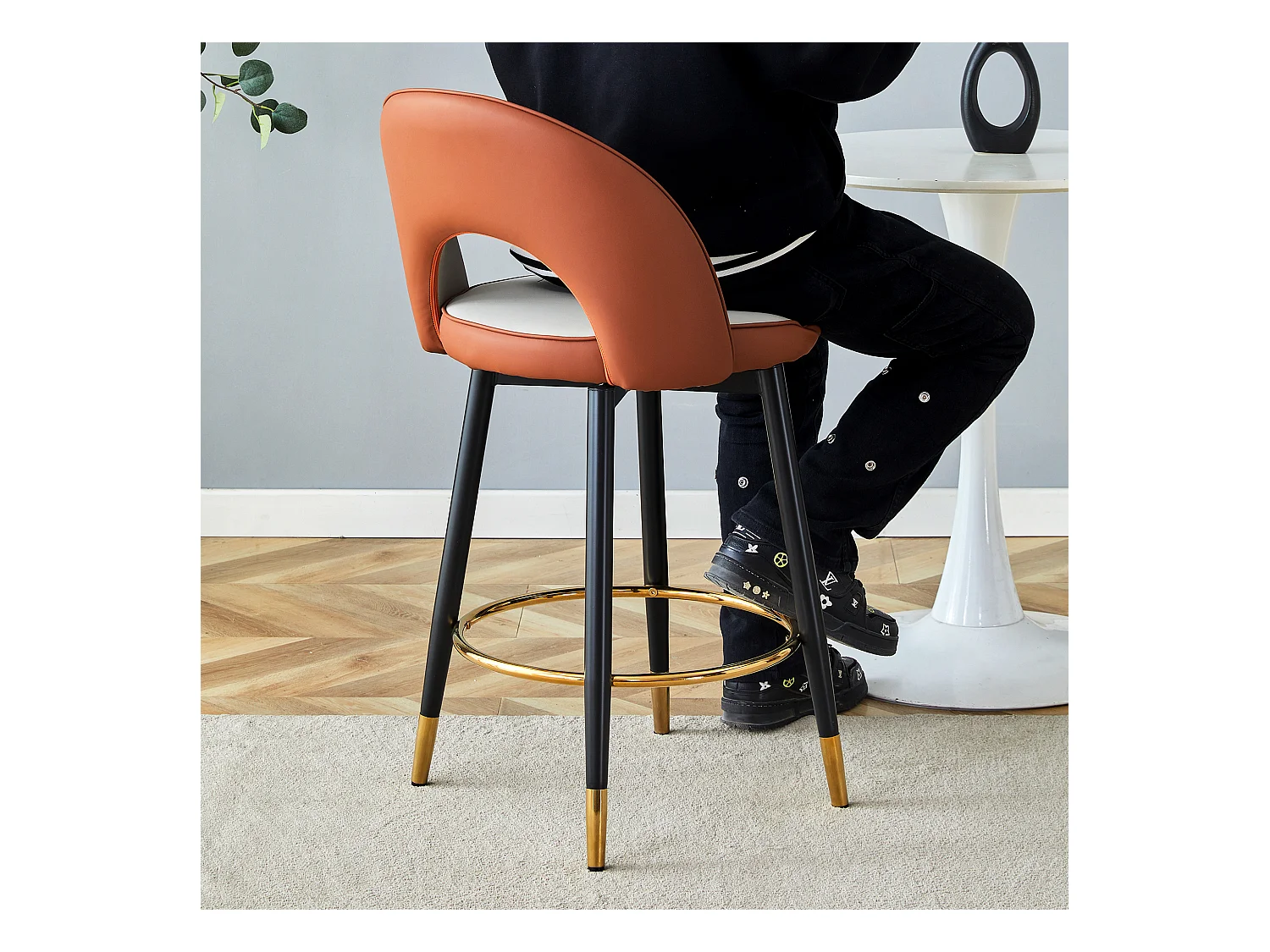 Tabouret de bar pivotant 360°, PU gris clair et brun, design moderne, confort optimal, pieds métalliques dorés (48.2x43x91.5 cm)