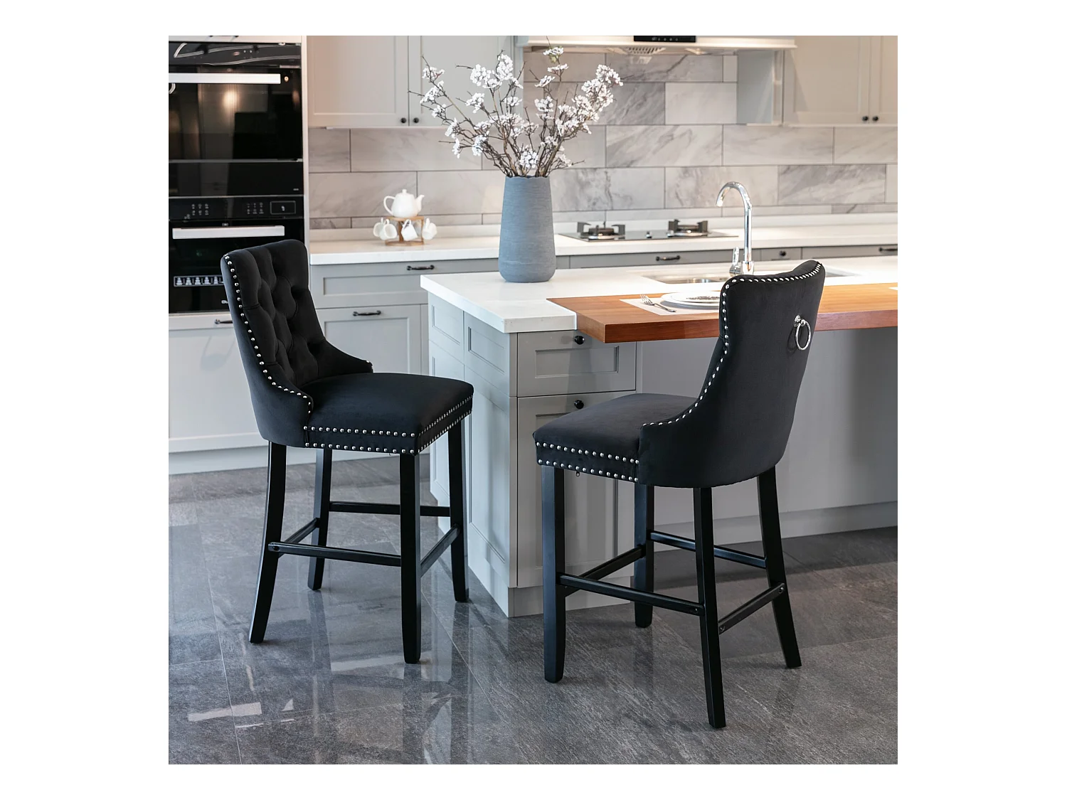 Tabouret de bar contemporain, capitonné, bois massif, piètement bois, rivets chromés, velours, noir (60x50x103 cm)