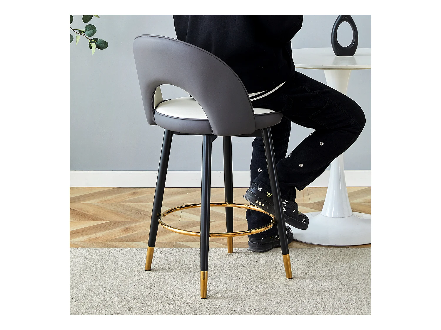 Sgabello da bar girevole a 360°, colore bianco e grigio scuro, design moderno, gambe in metallo dorato, comodo PU (48,2x43x91,5 cm)