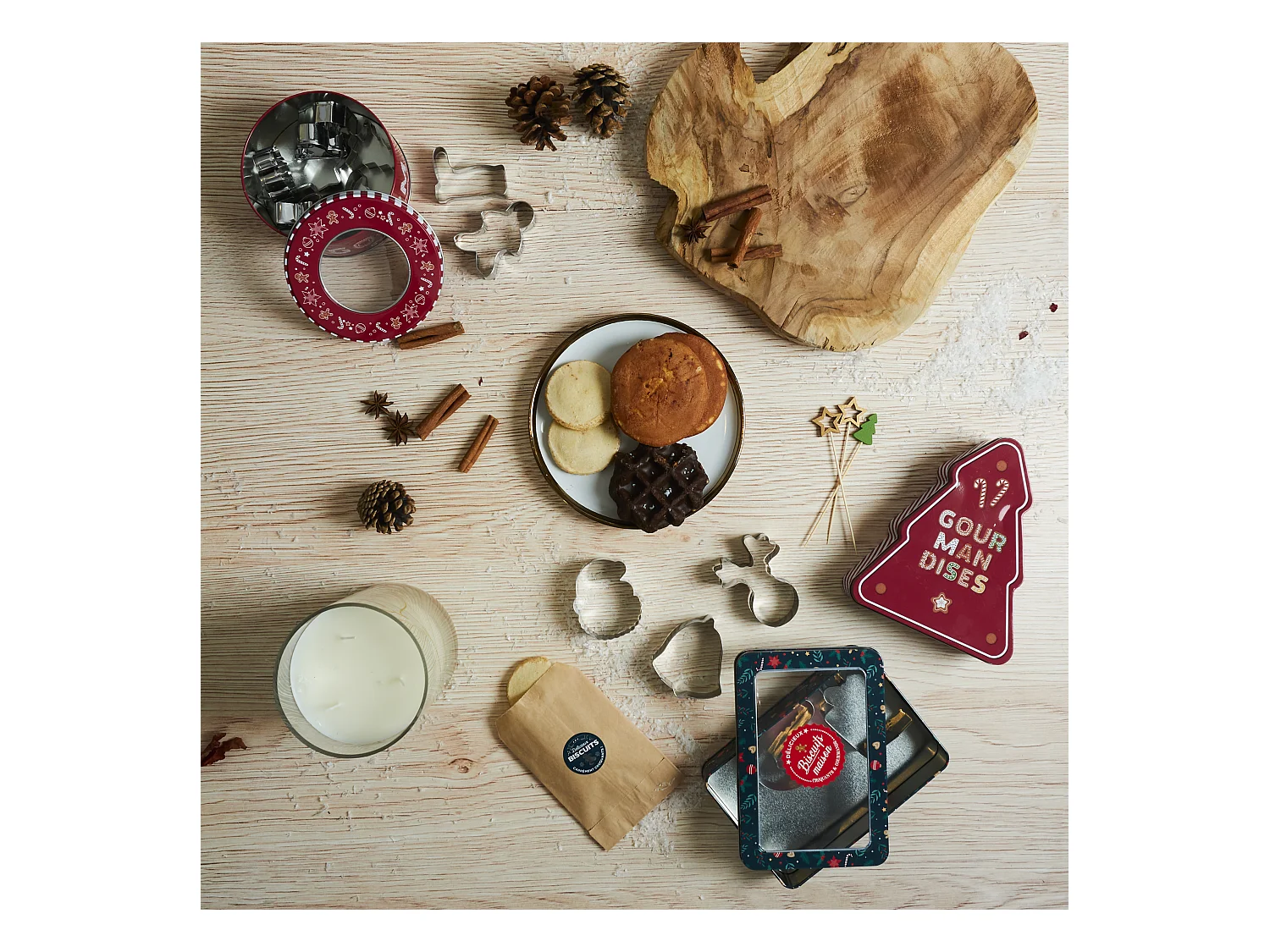 Boîte de 10 Emporte-Pièces "Noël" 13cm Rouge