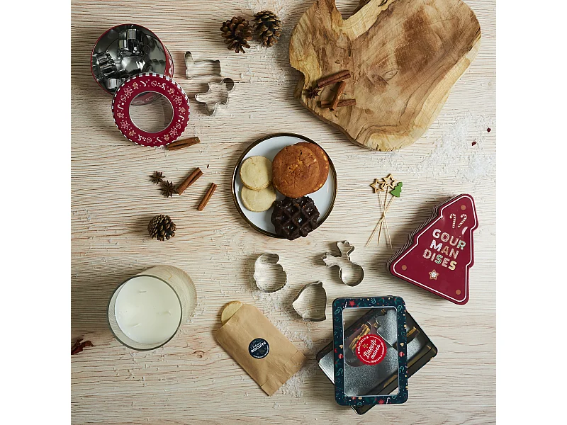 Boîte de 10 Emporte-Pièces "Noël" 13cm Rouge