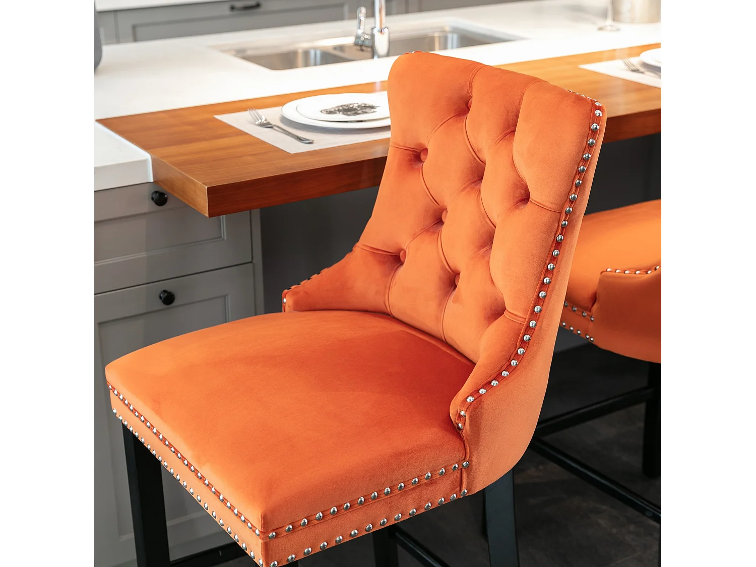 Moderne barkruk, gestoffeerd, massief hout, houten onderstel, chromen klinknagels, fluweel, oranje (60x50x103 cm)