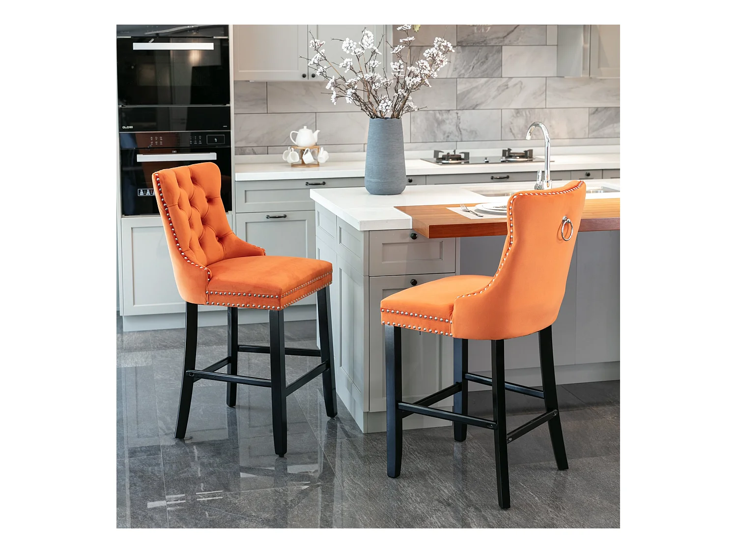 Tabouret de bar contemporain, capitonné, bois massif, piètement bois, rivets chromés, velours, orange (60x50x103 cm)