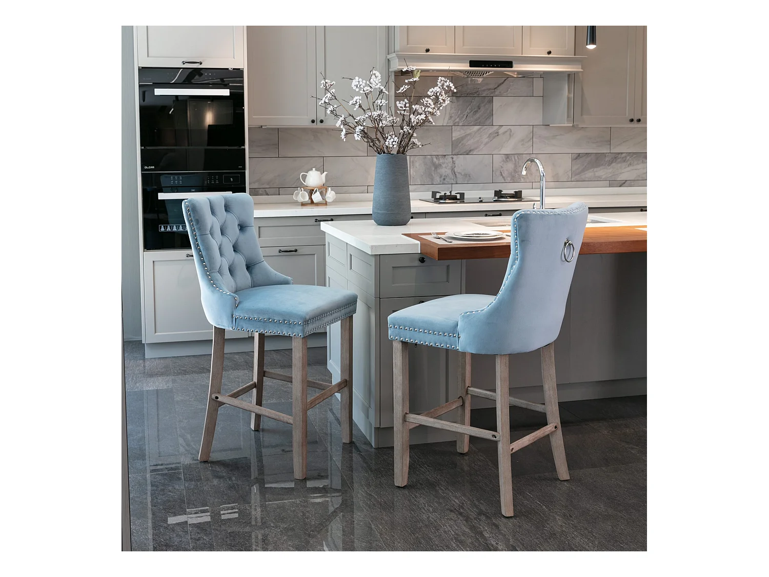 Tabouret de bar contemporain, capitonné, bois massif, piètement bois, rivets chromés, velours, bleu clair (60x50x103 cm)
