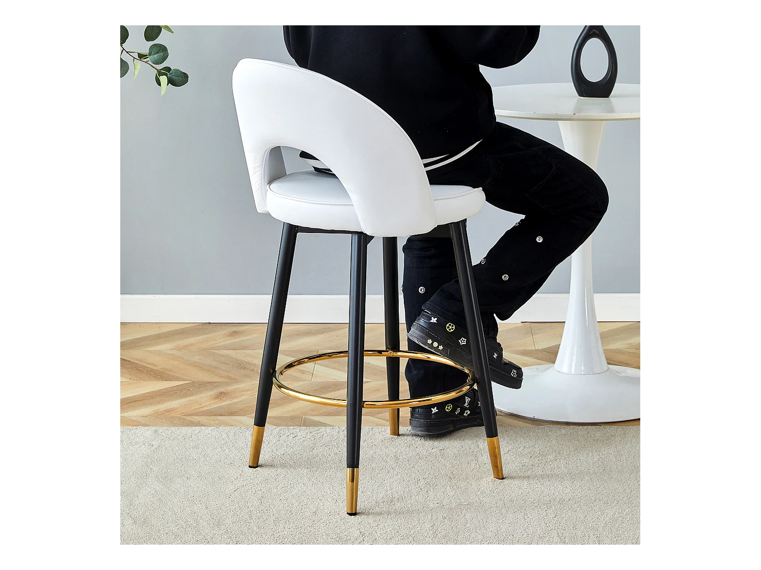 Sgabello da bar girevole a 360°, PU bianco, comfort ottimale, gambe in metallo dorato (48,2x43x91,5 cm)