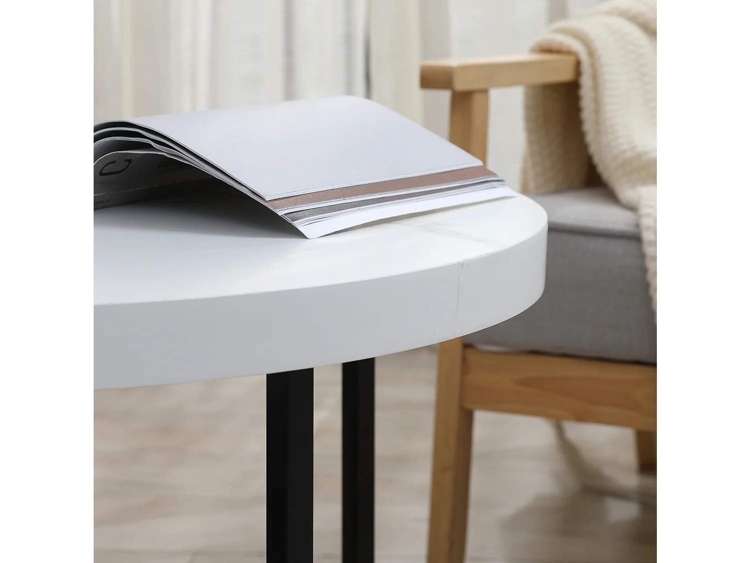 Tavolino da caffè rotondo con piano in mdf e gambe in metallo