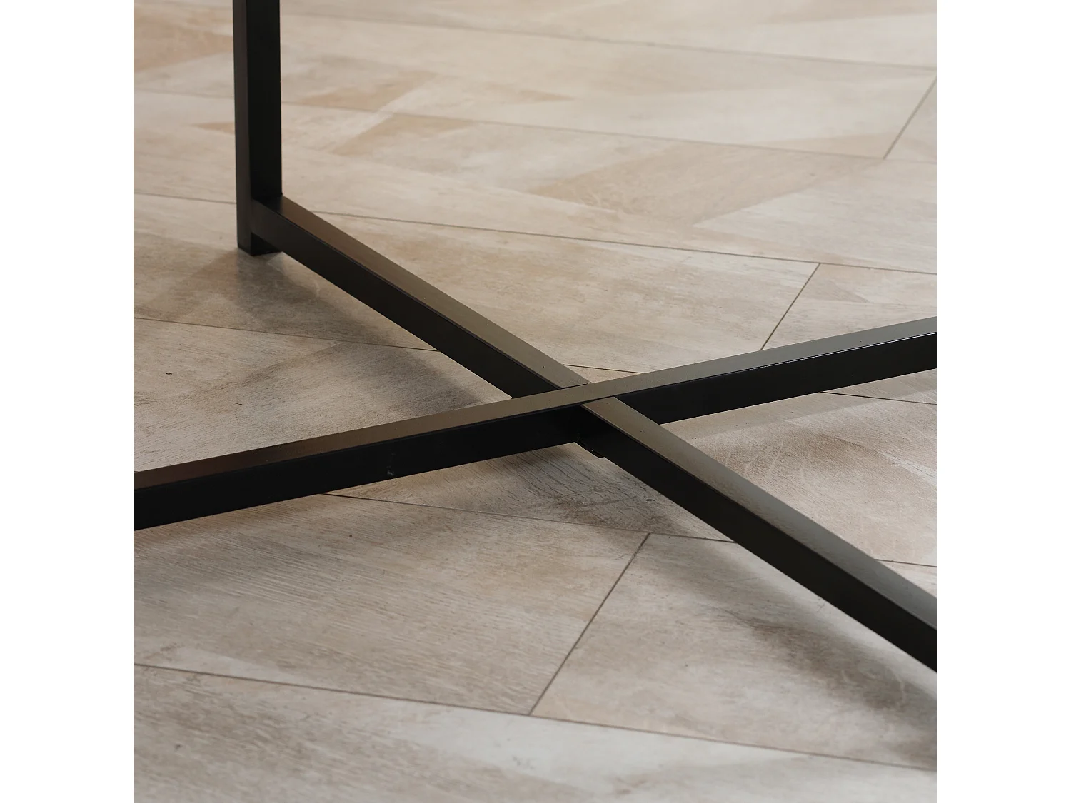 Tavolino da caffè rotondo con piano in mdf e gambe in metallo