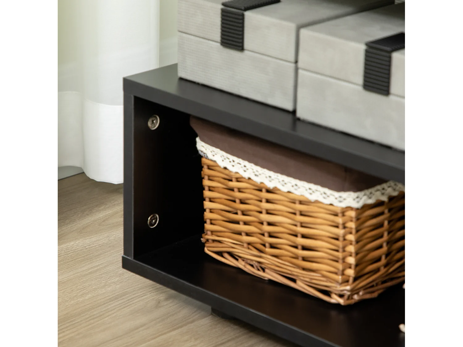 Tavolino da salotto asimmetrico quadrato ripiani in legno nero