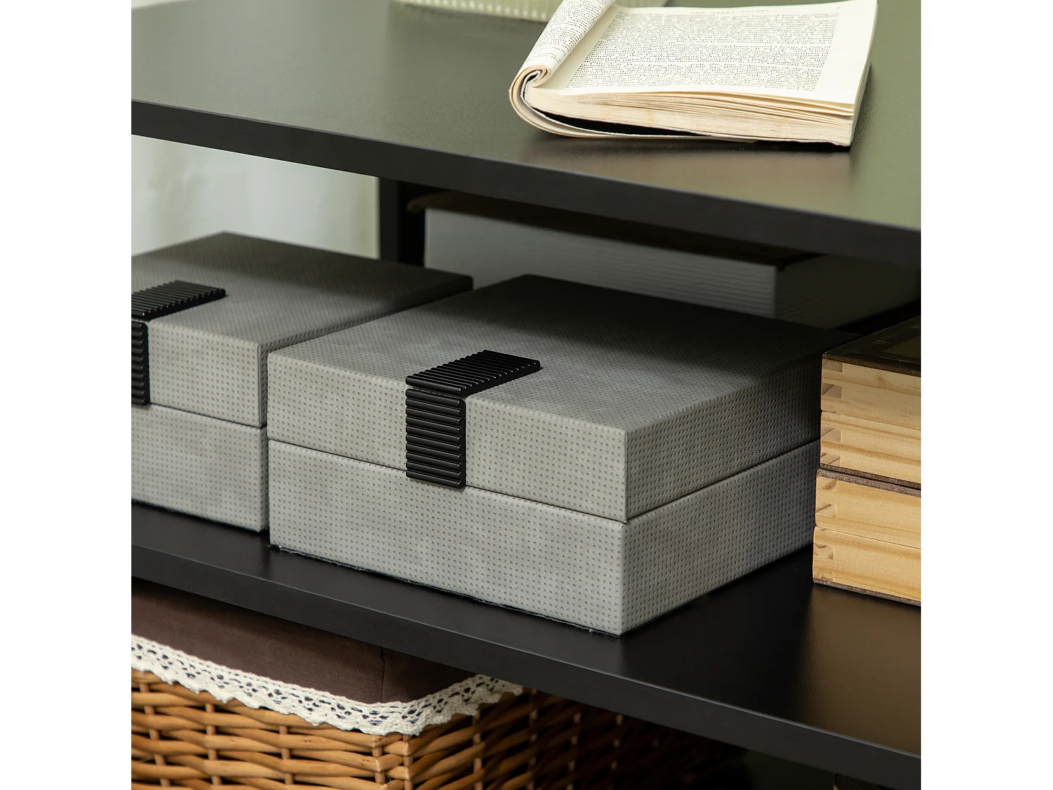 Tavolino da salotto asimmetrico quadrato ripiani in legno nero