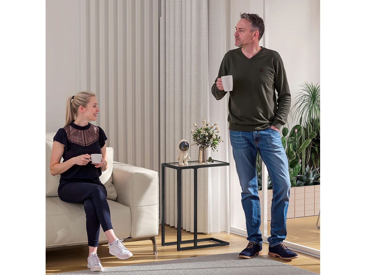 Tavolino da caffè a forma di c in vetro e acciaio nero