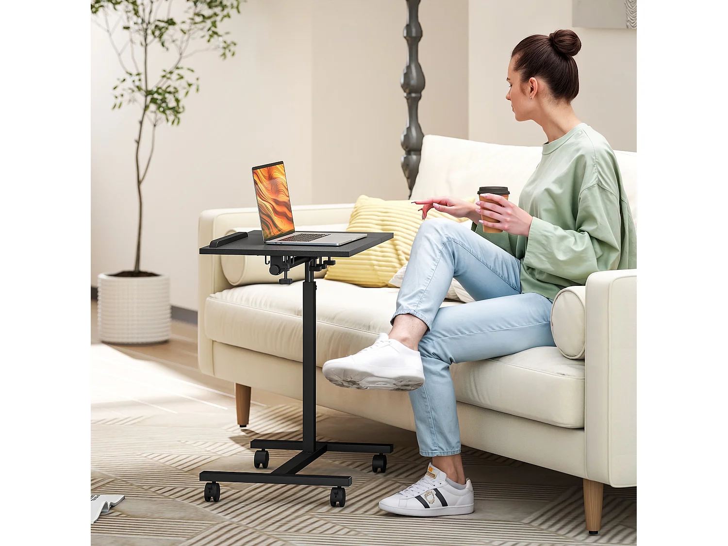 Tavolino porta pc con ruote bloccabili e piano inclinabile nero