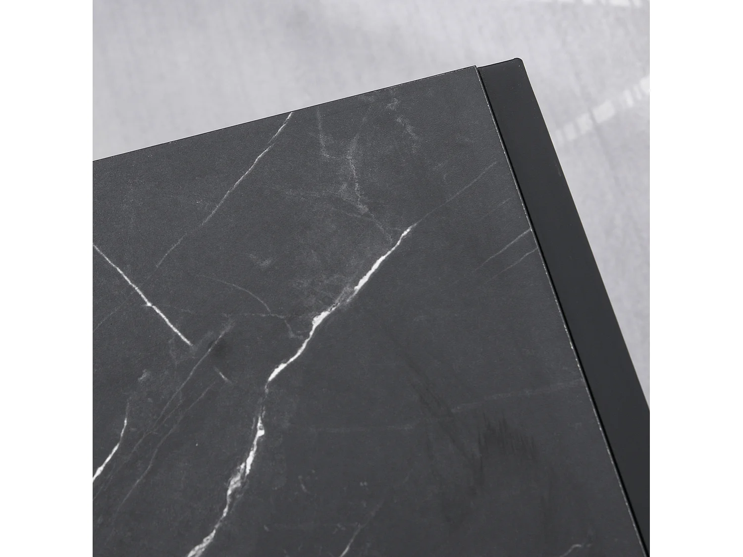 Tavolino da caffè nero effetto marmo con ripiano