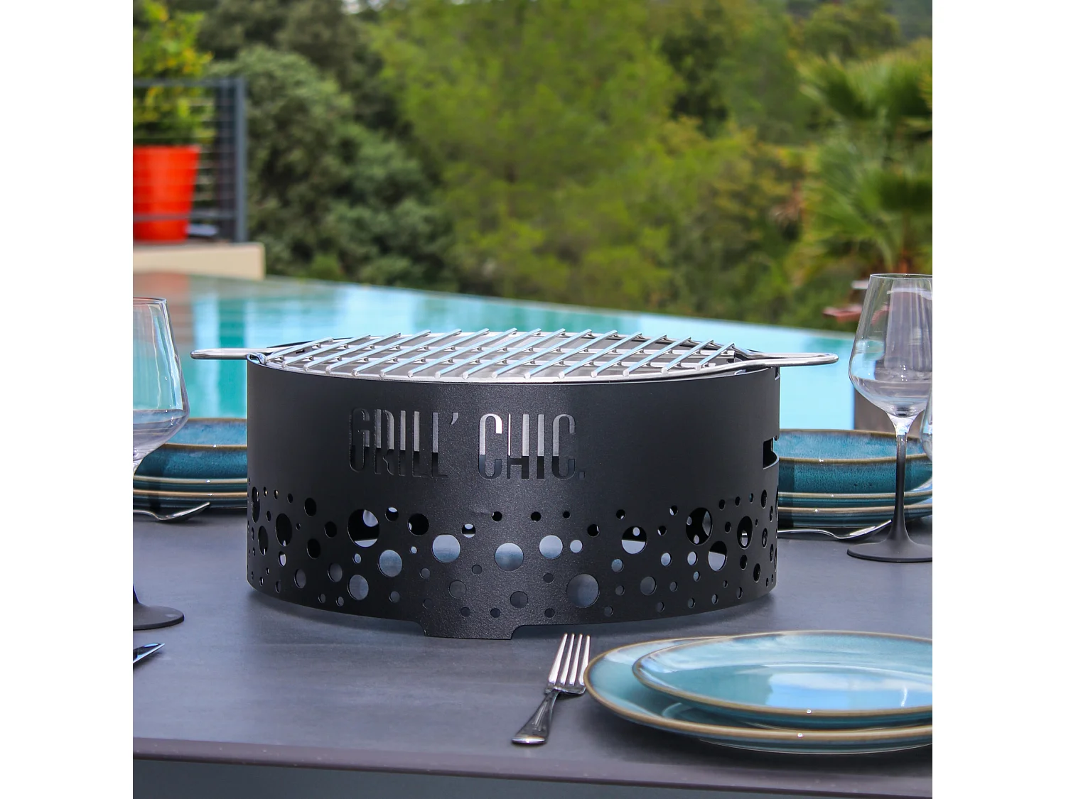 P'TIT GRILL Barbecue Acier Noir - Sobre et intemporel, offrant une cuisson maîtrisée et une grande résistance aux intempéries