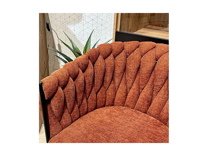 Chaise en tissu maille tressé terracotta pieds métal noir – BOWI 2