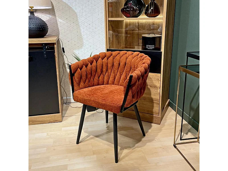 Chaise en tissu maille tressé terracotta pieds métal noir – BOWI 2