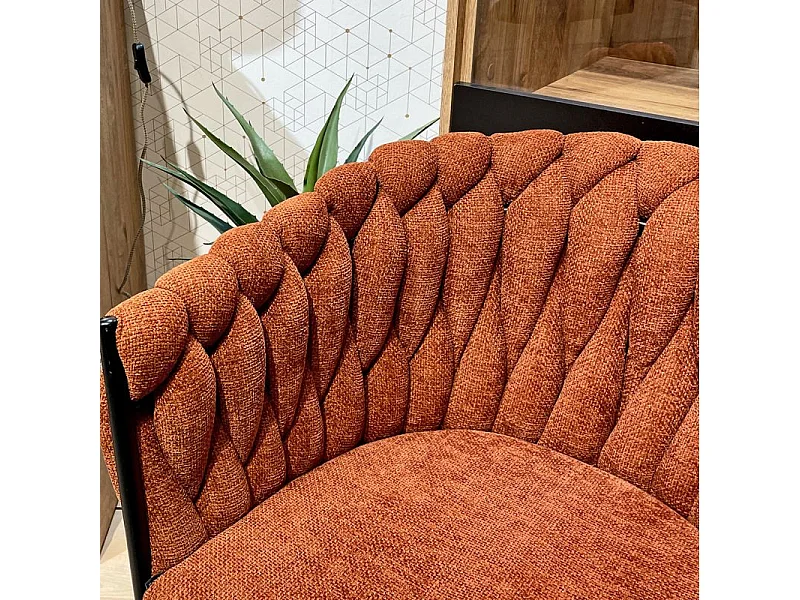 Chaise en tissu maille tressé terracotta pieds métal noir – BOWI 2