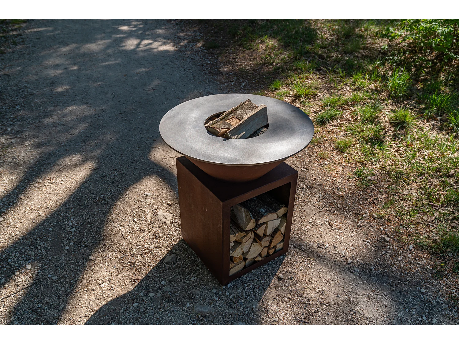 CLASSIQUE Simple Cuve Corten - Brasero 103cm - Idéal pour des moments conviviaux et chaleureux avec un design élégant