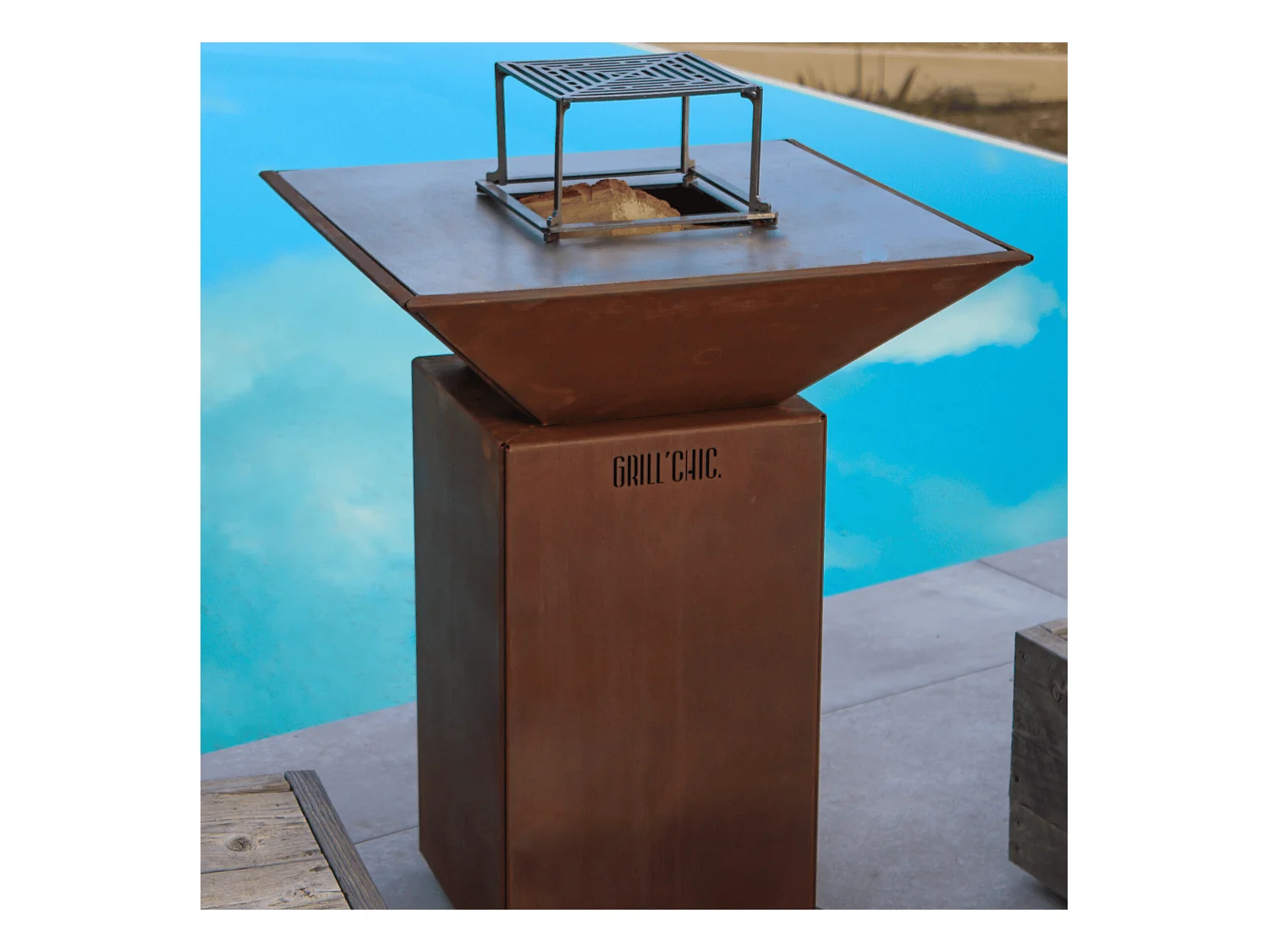 AUVERGNAT Brasero Simple Cuve Corten Carré - Sans rangement bois - Compact et simple, parfait pour des soirées en extérieur