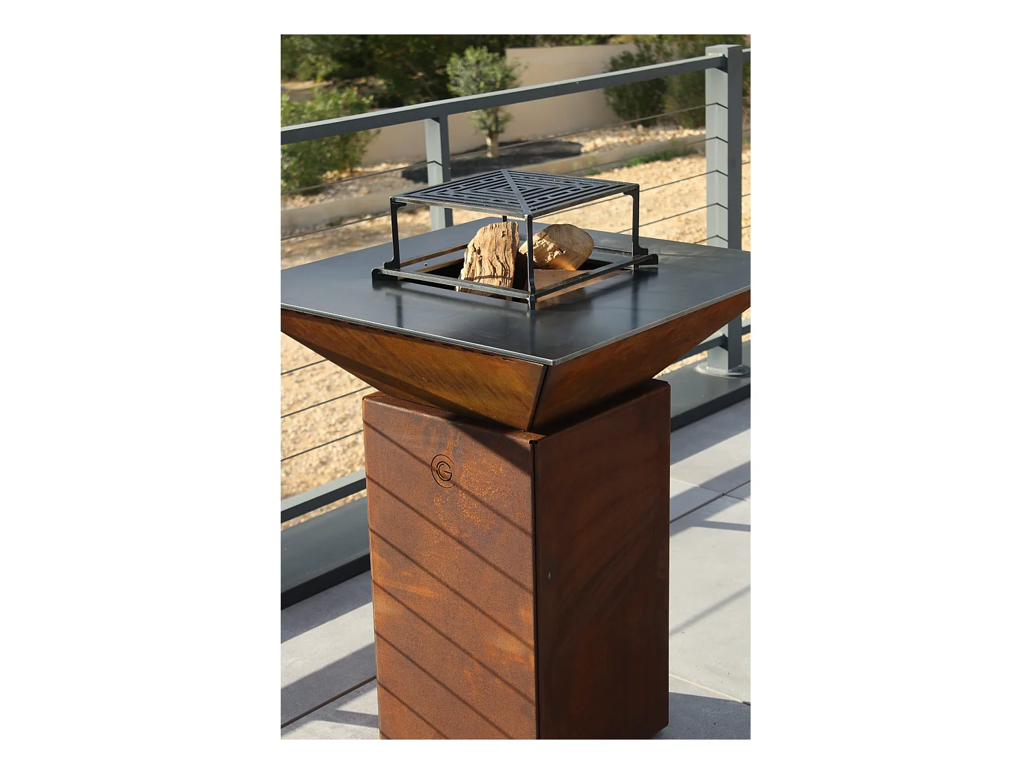 CEVENOL  Brasero Simple Cuve Corten Carré - Avec rangement bois - Modèle élégant et pratique pour un extérieur bien organisé