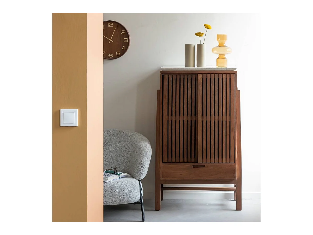 Armoire en bois d'acacia et terrazzo Kaelis