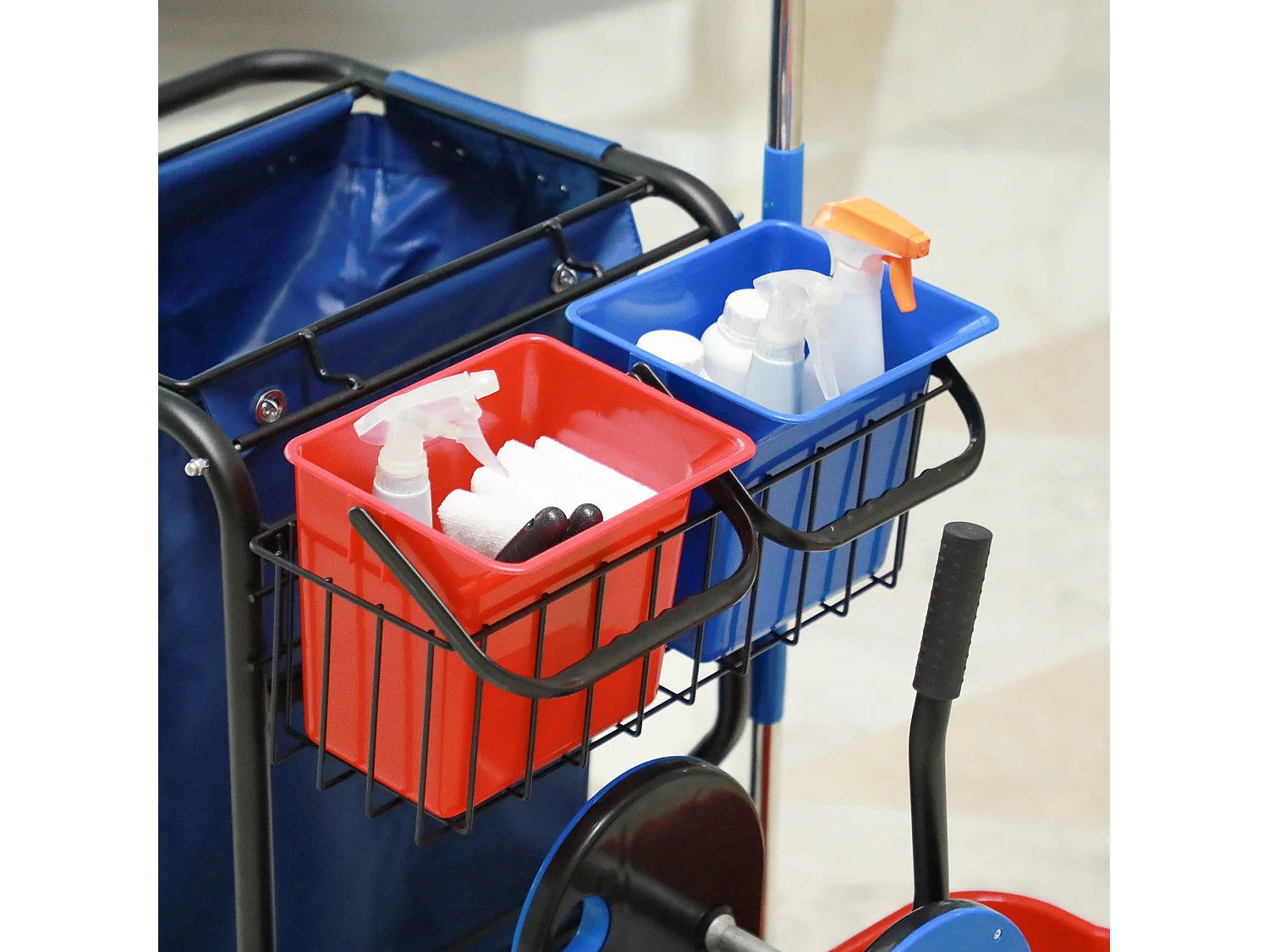 Carrello pulizie con sacco immondizia, 4 secchi e strizzatore mocio