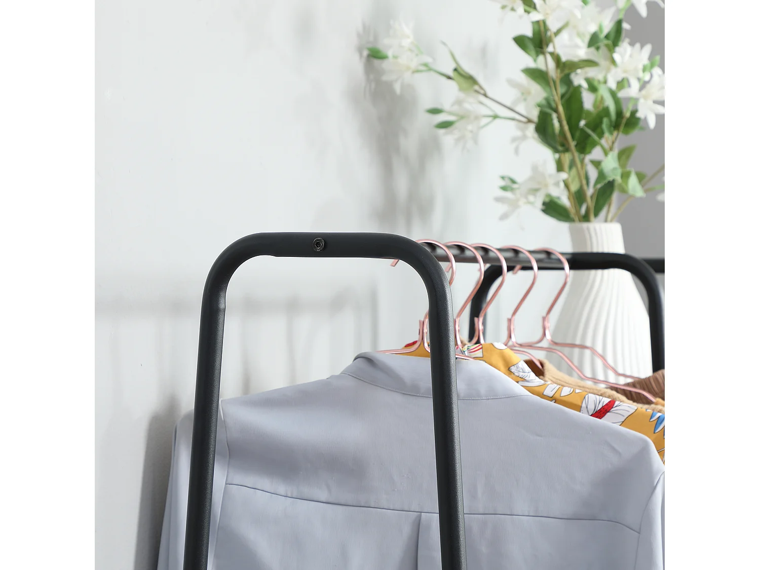 Appendiabiti da terra stile industriale con barra e 5 ripiani