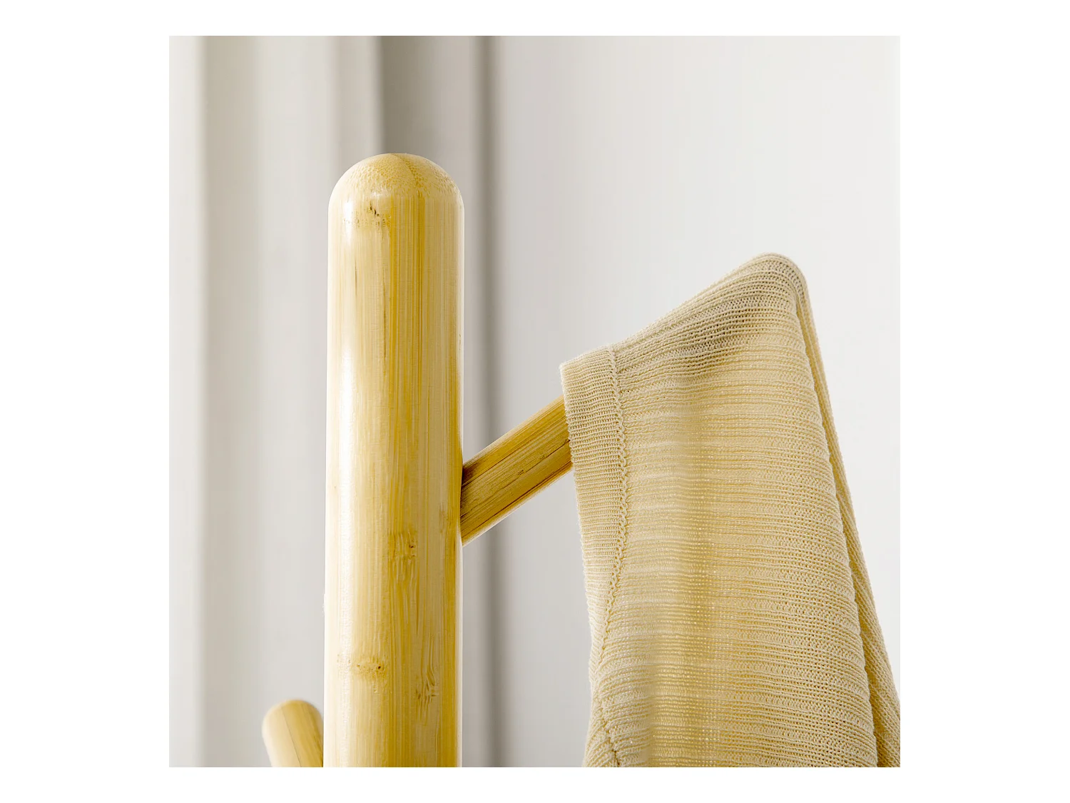 Appendiabiti da terra a 8 ganci con base rotonda, color legno e bianco