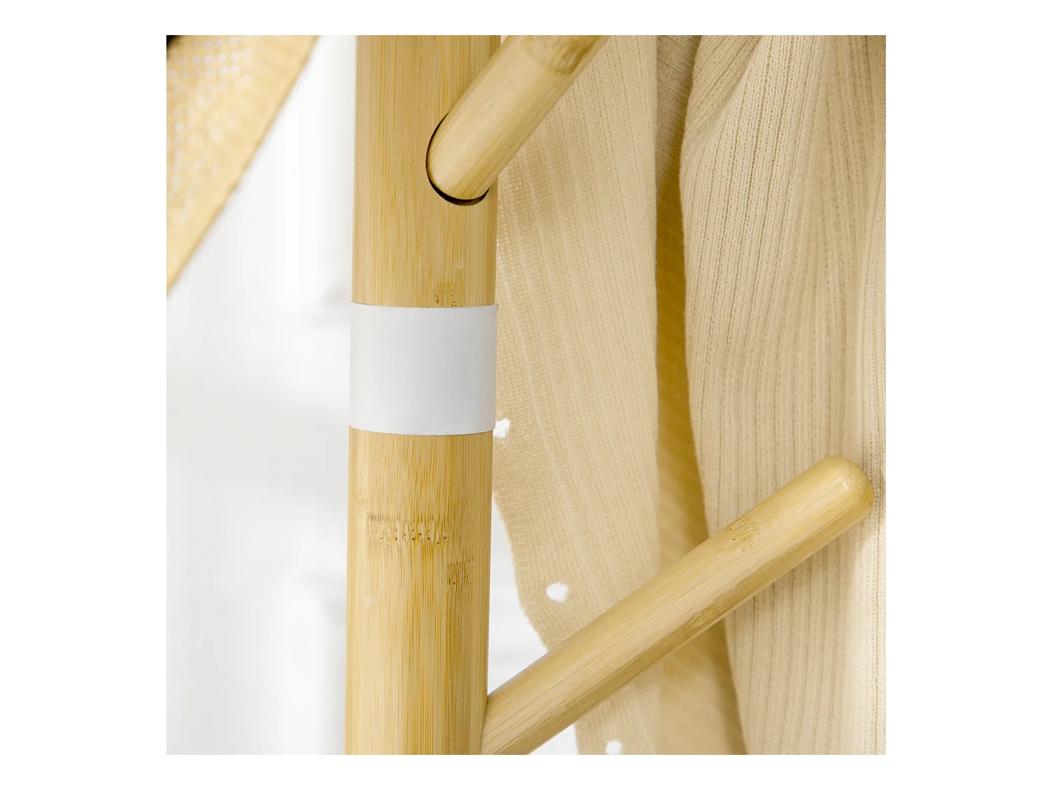 Appendiabiti da terra a 8 ganci con base rotonda, color legno e bianco