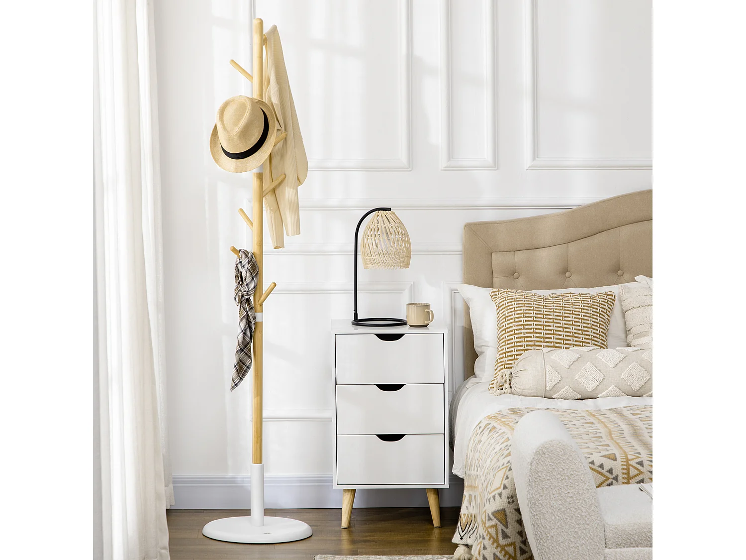 Appendiabiti da terra a 8 ganci con base rotonda, color legno e bianco