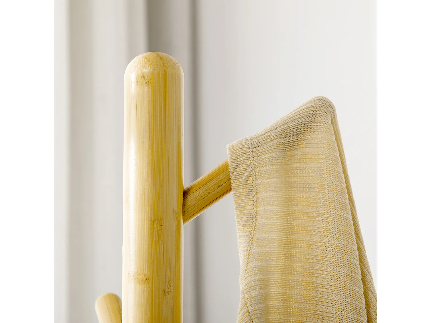 Appendiabiti da terra a 8 ganci con base rotonda, color legno e bianco