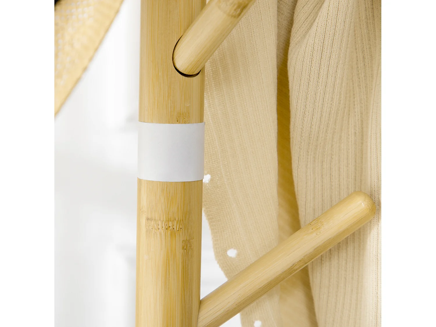 Appendiabiti da terra a 8 ganci con base rotonda, color legno e bianco