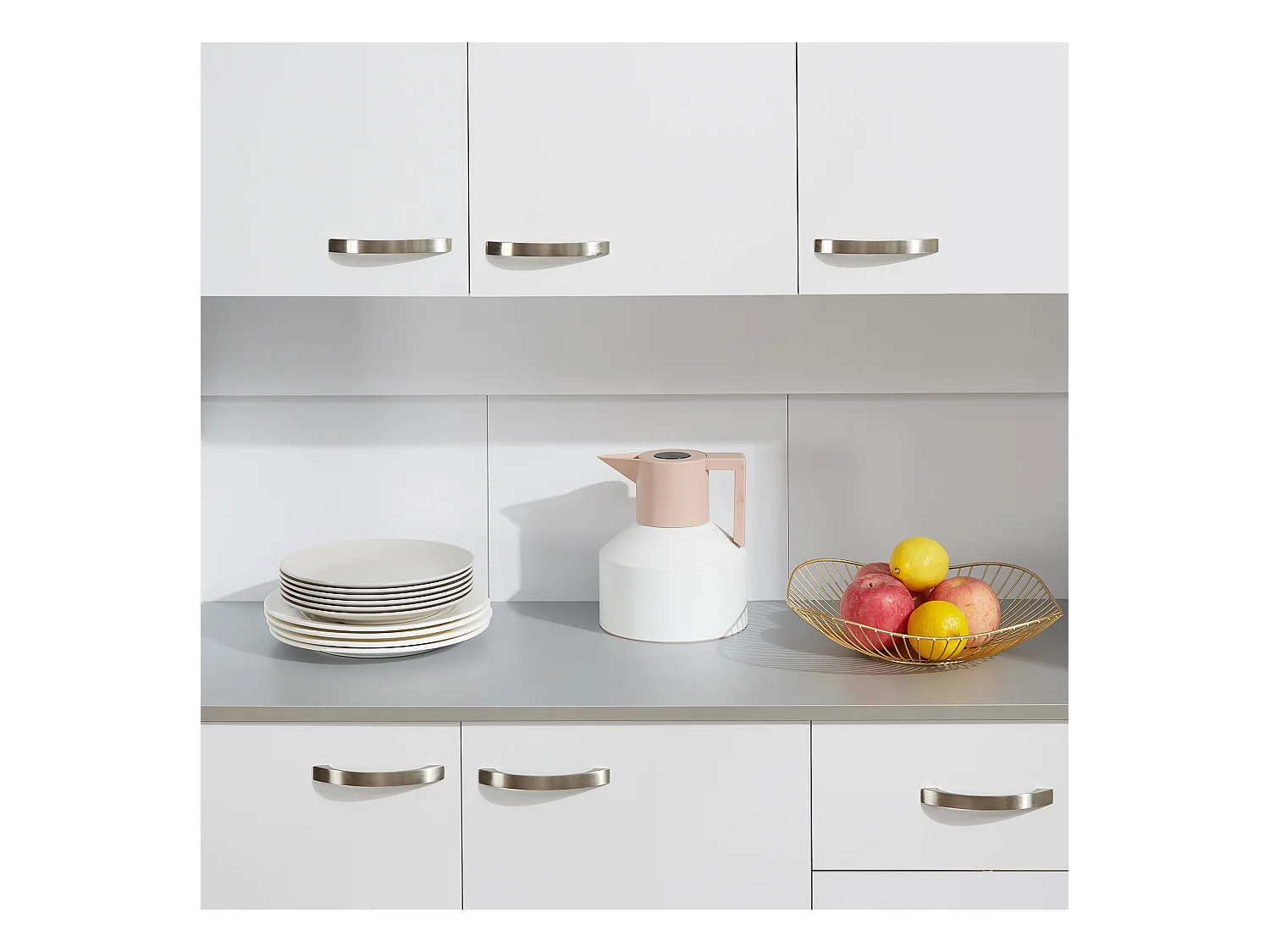 Credenza moderna da cucina con cassetti e ante in legno bianco grigio
