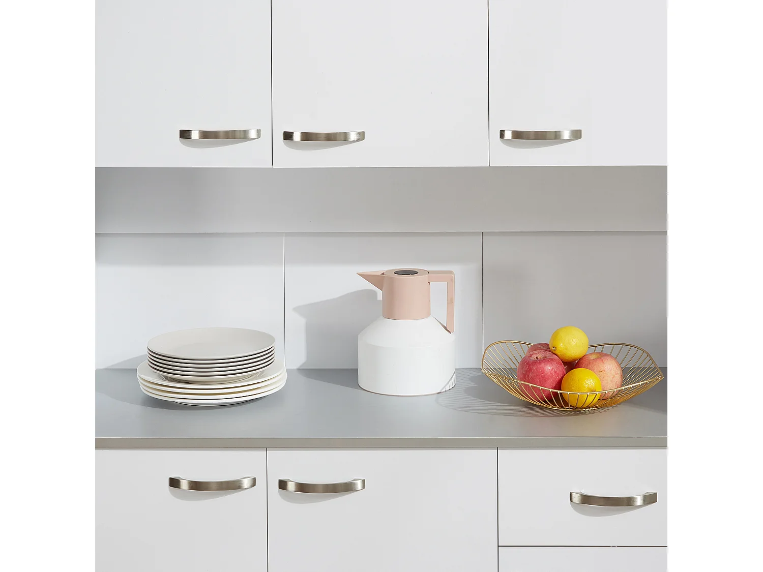 Credenza moderna da cucina con cassetti e ante in legno bianco grigio