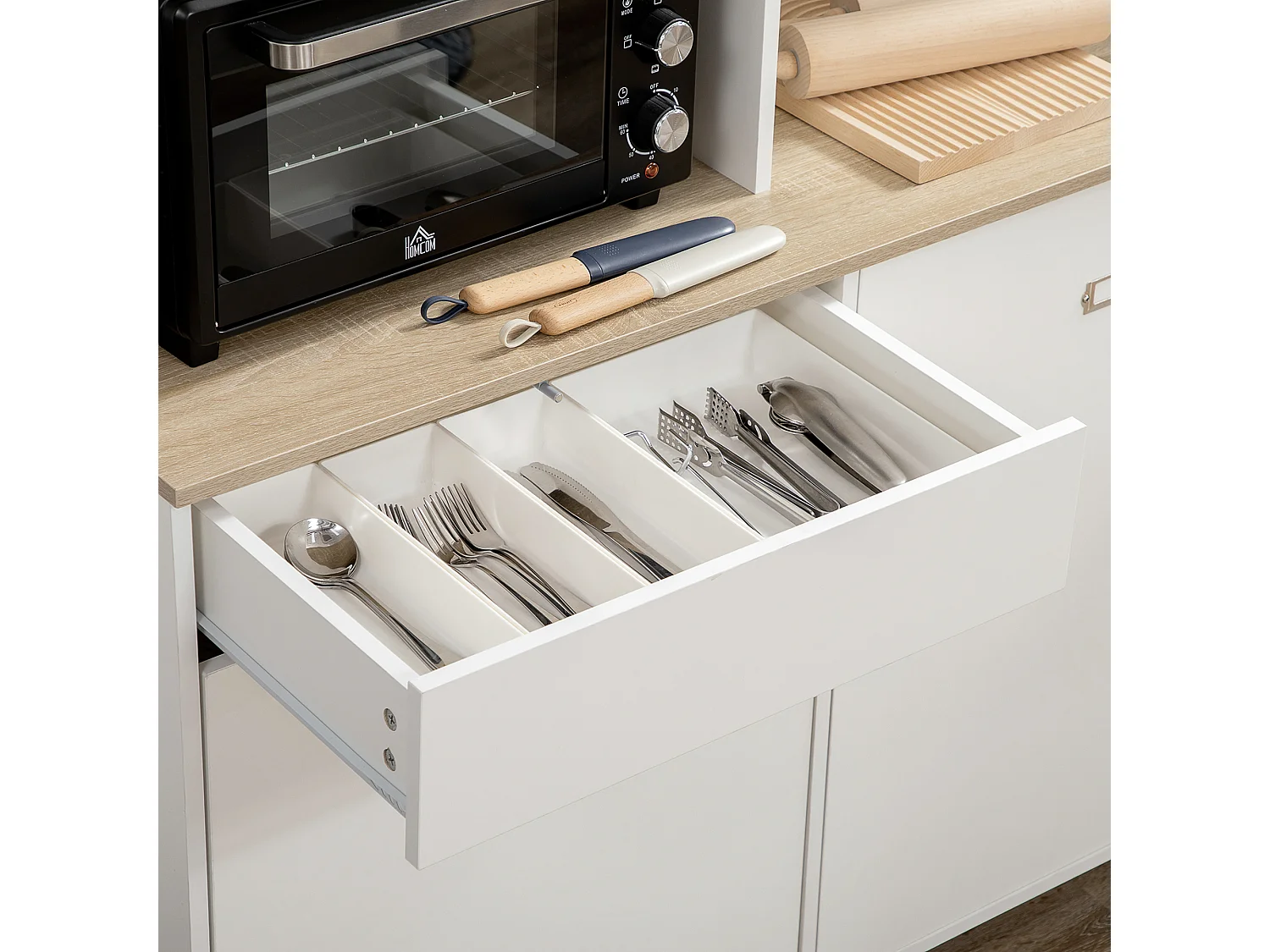 Dispensa cucina con ripiani aperti armadietti e cassetto bianco