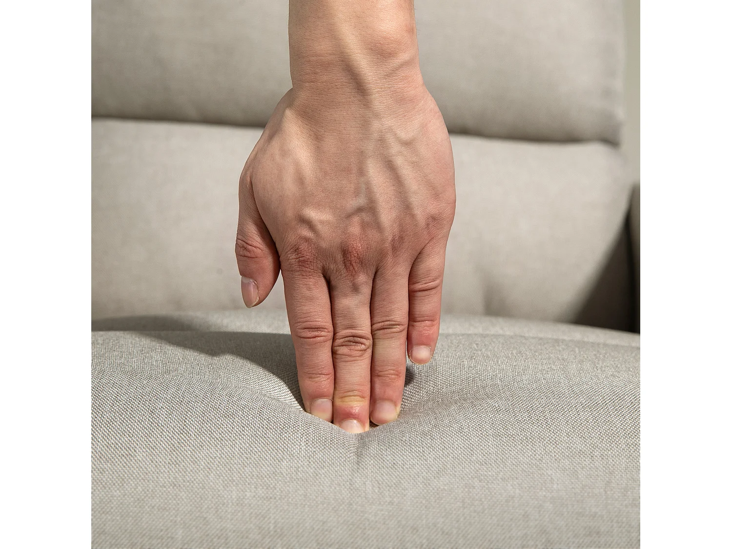 Poltrona alzapersona reclinabile con poggiapiedi e telecomando beige