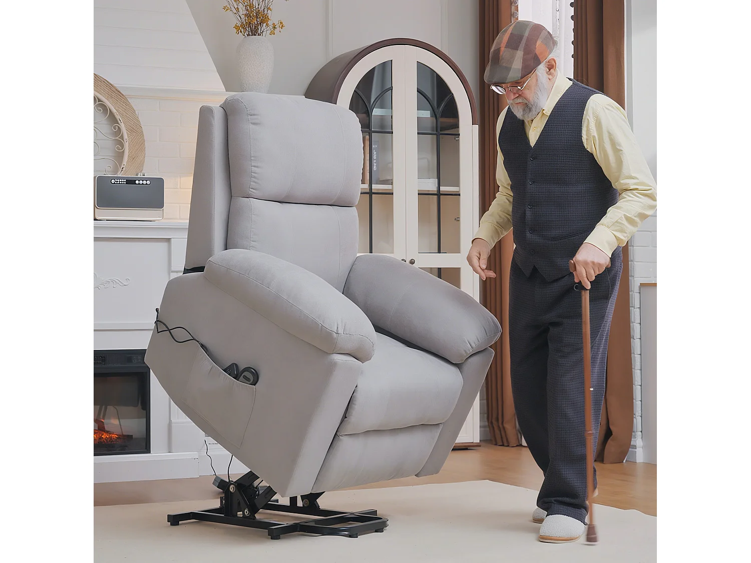 Poltrona alzapersona reclinabile a 135° con poggiapiedi grigio chiaro