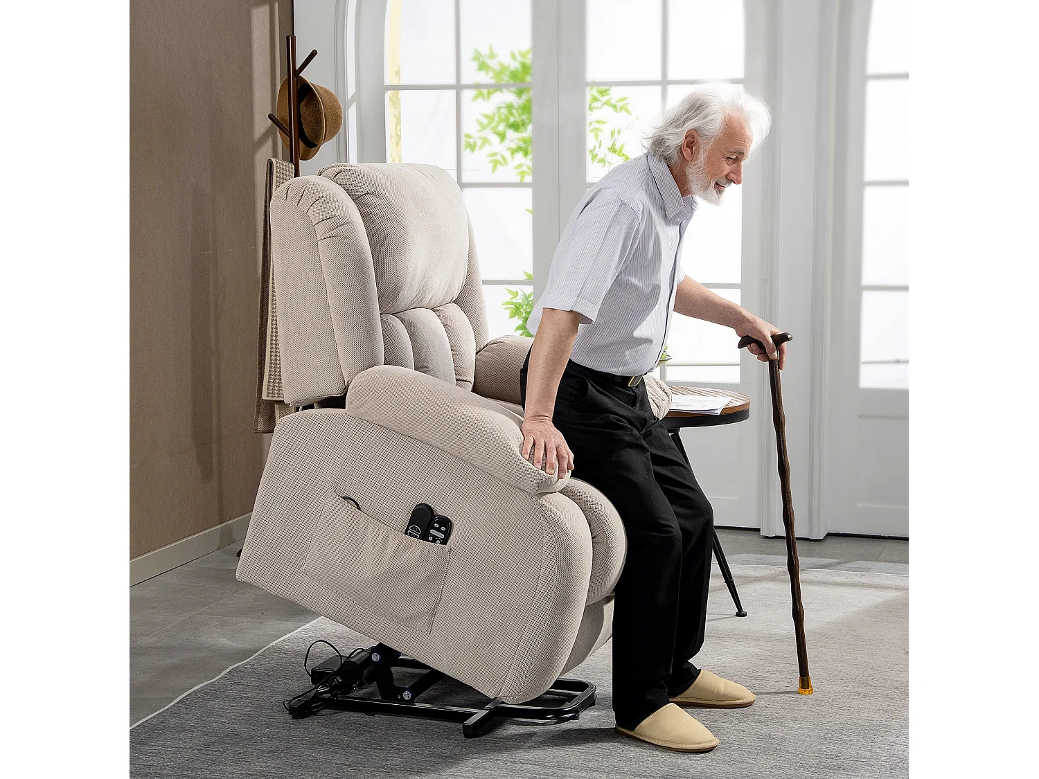 Poltrona alzapersona e reclinabile con 2 tasche e telecomando beige