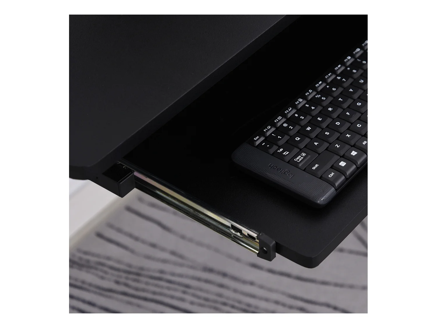 Scrivania angolare con ripiano tastiera in mdf e acciaio nera