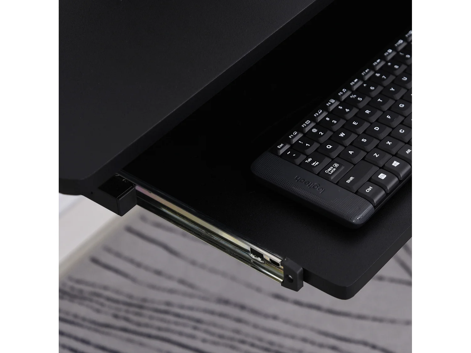 Scrivania angolare con ripiano tastiera in mdf e acciaio nera