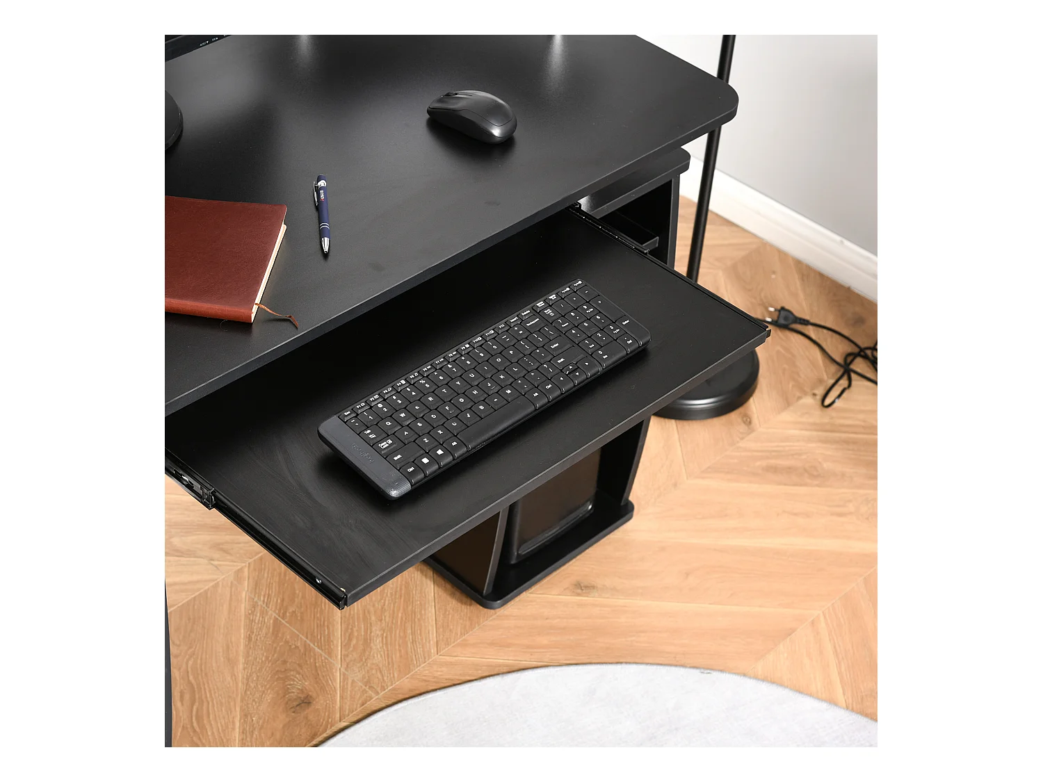 Scrivania porta pc in legno con cassetti e porta tastiera