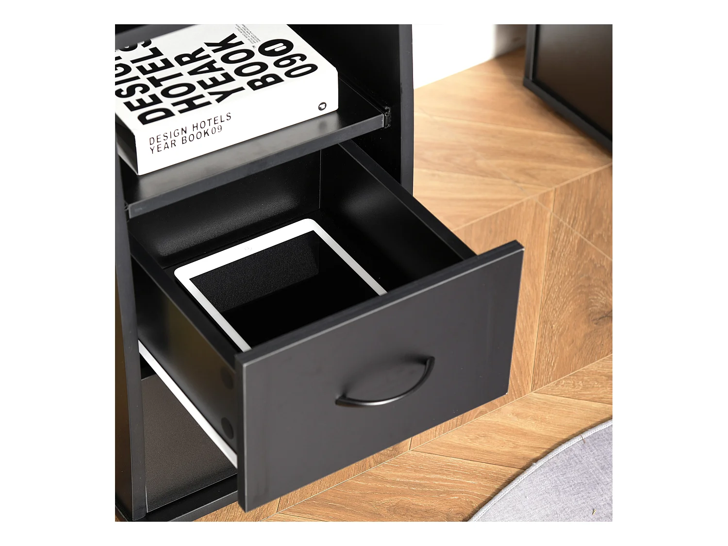 Scrivania porta pc in legno con cassetti e porta tastiera