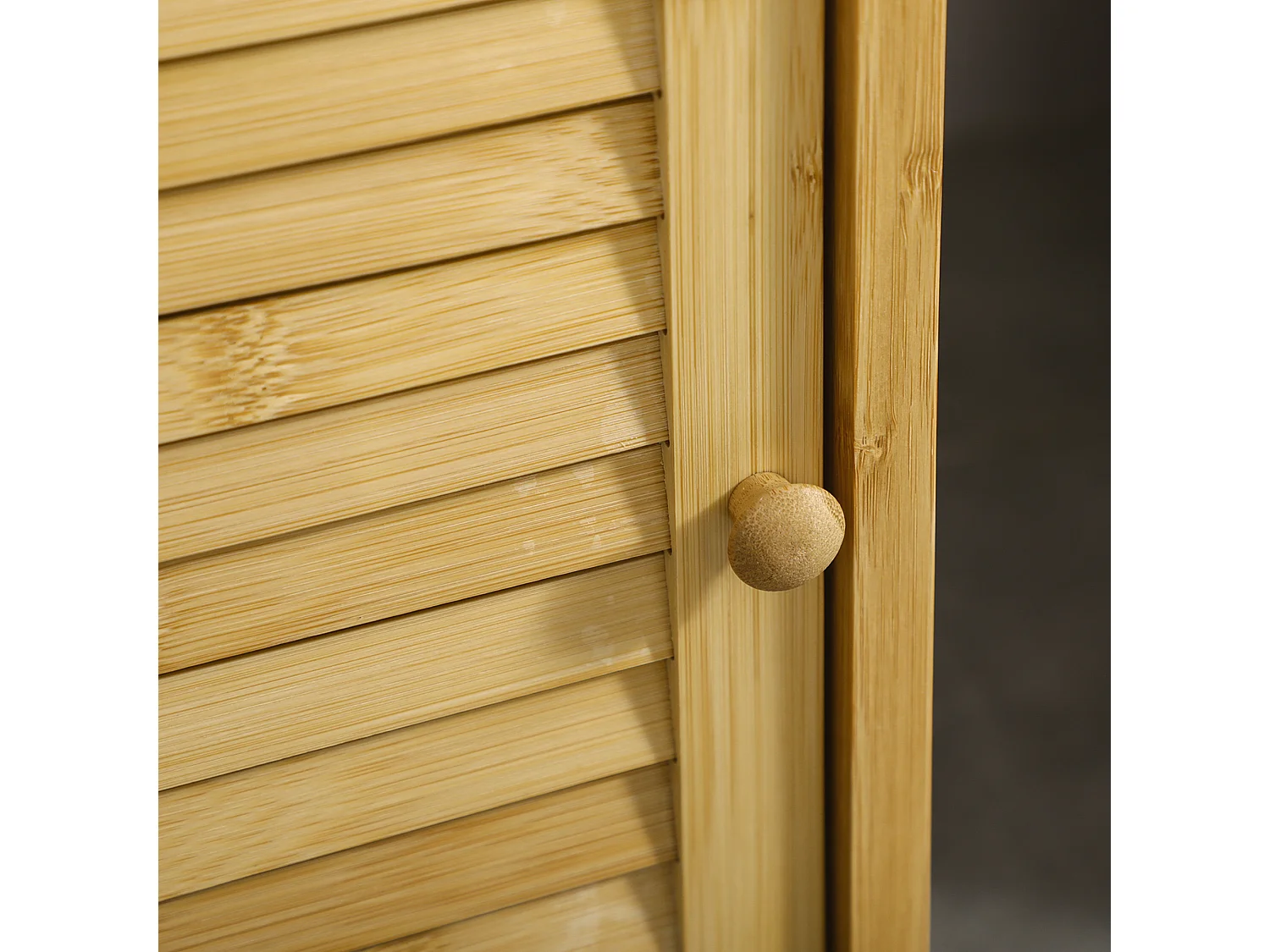 Mobile bagno a doghe con armadietto a un'anta in bambù