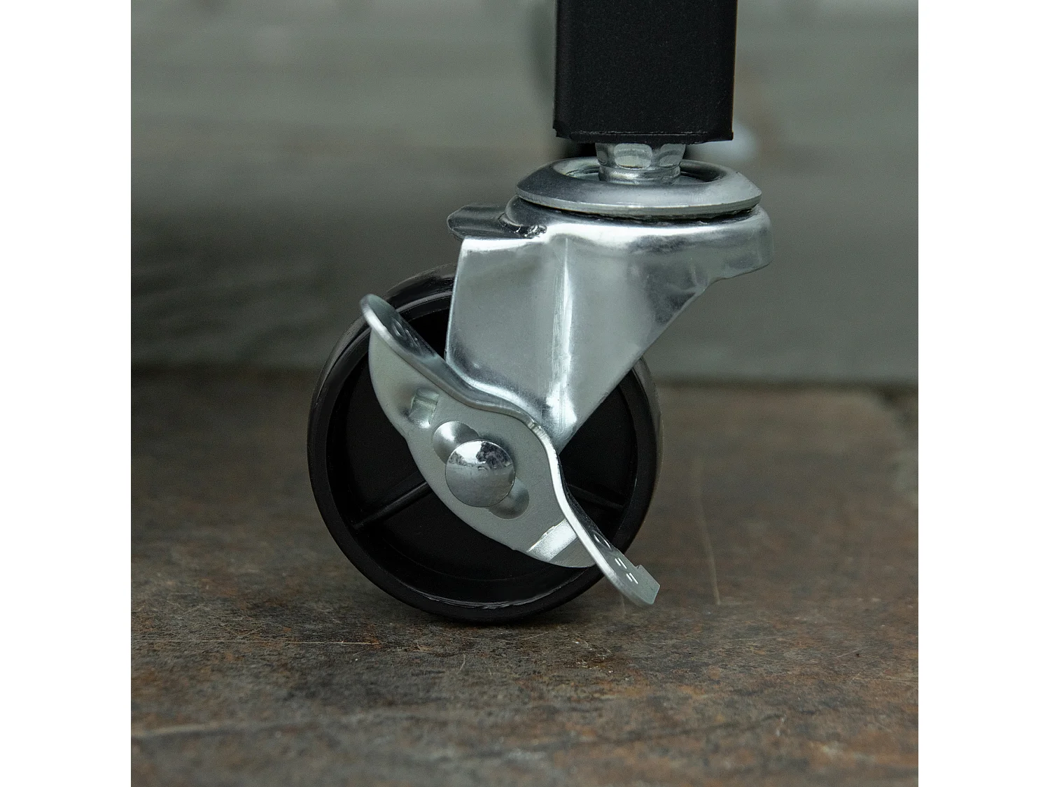 Barbecue a gas mobile con 3 bruciatori da 3 kW ciascuno, con ruote, griglie e tavolini laterali, in metallo nero (132,4x55x109 cm)