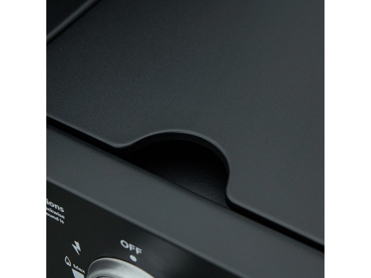 Barbecue a gas mobile con 3 bruciatori da 3 kW ciascuno, con ruote, griglie e tavolini laterali, in metallo nero (132,4x55x109 cm)