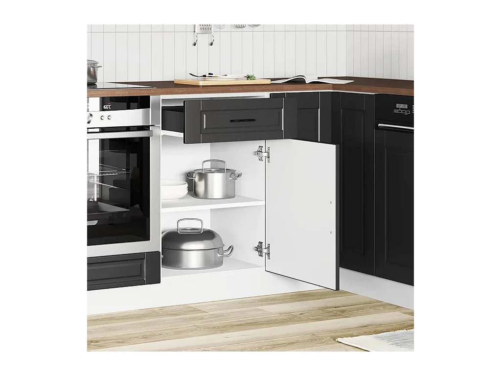 zwarte bewerkte houten keukenkast