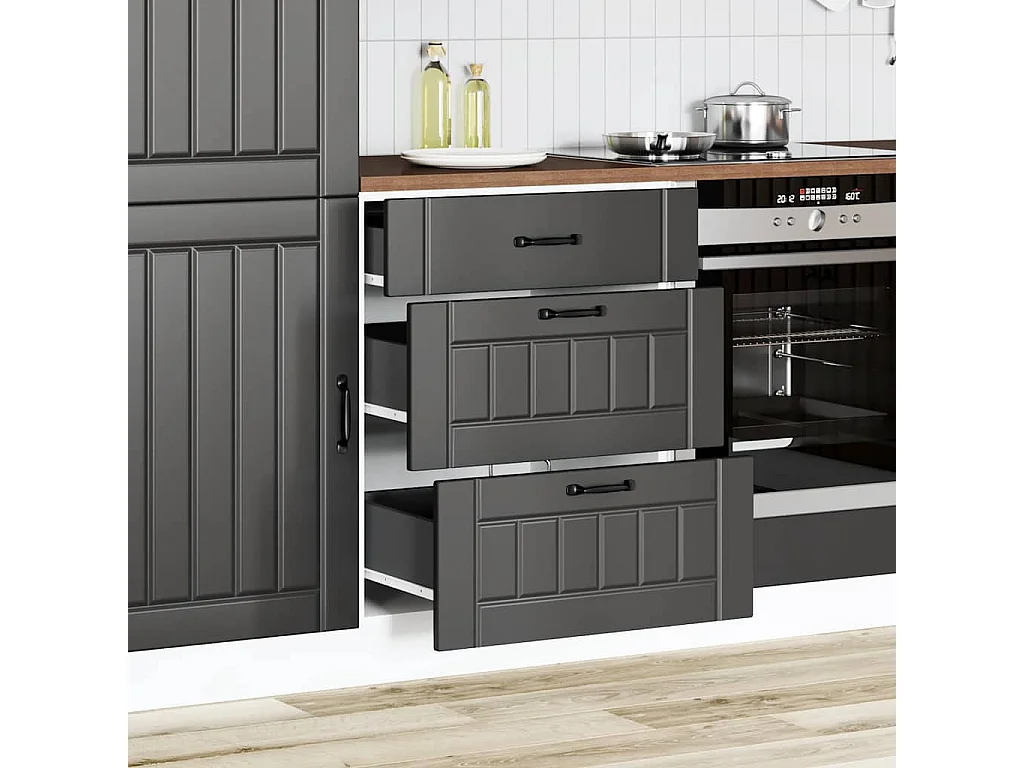 zwarte keukenkast van bewerkt hout