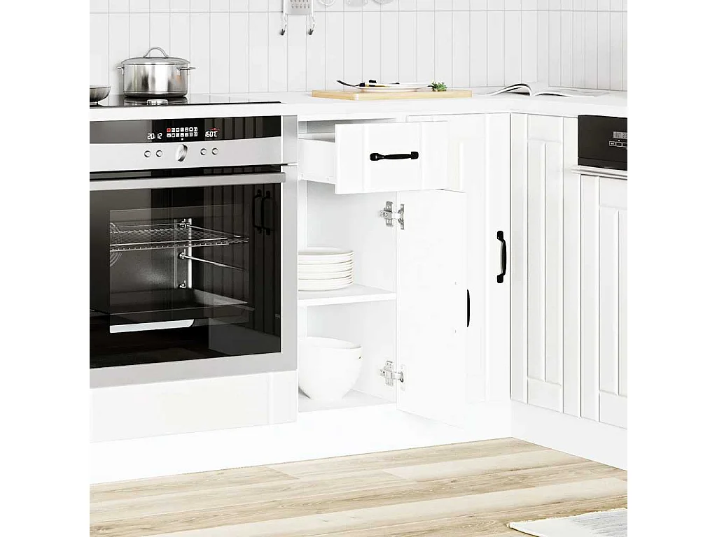 witte keukenkast van bewerkt hout